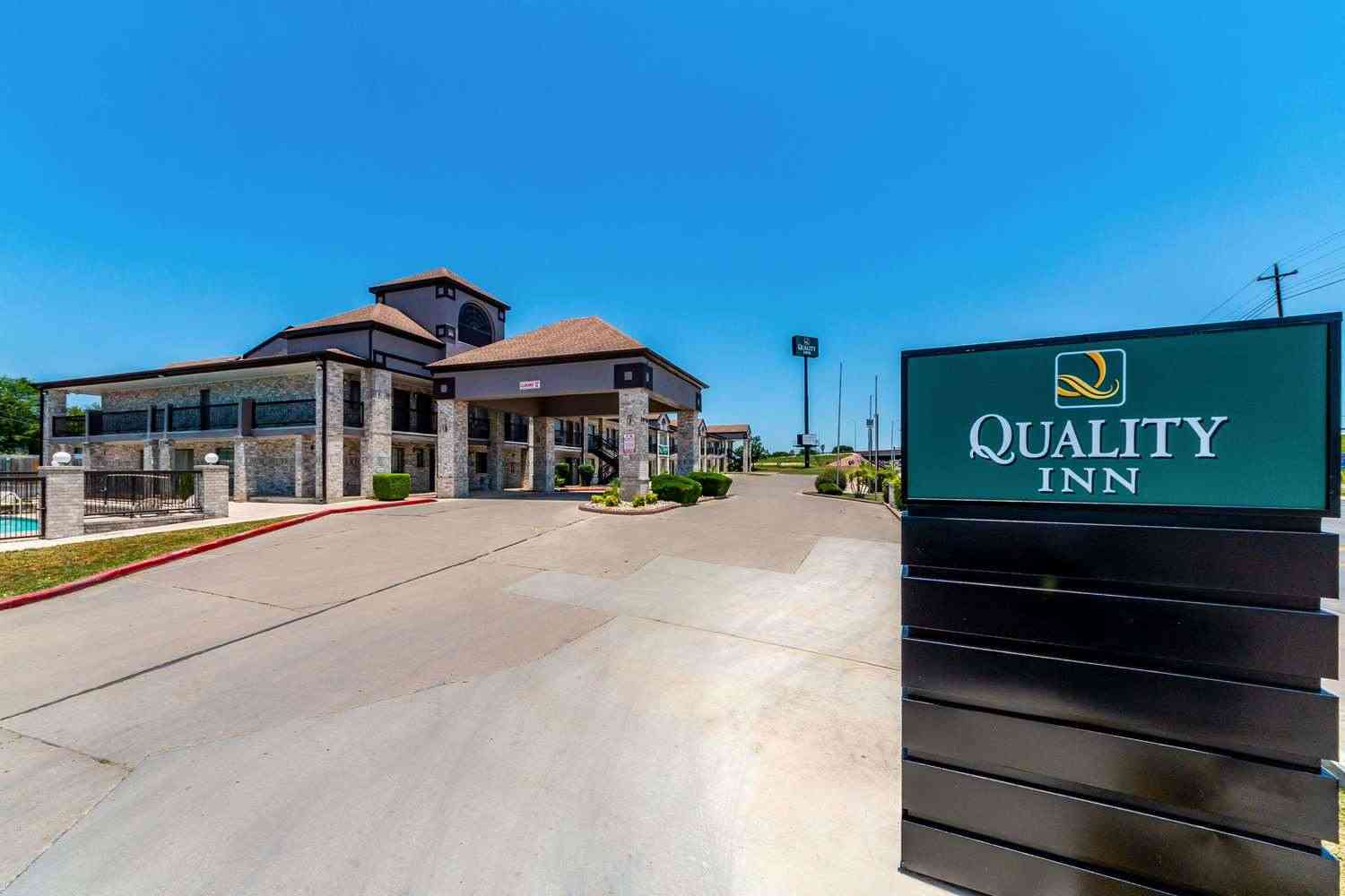 Quality Inn I-10 East near ATT Center в San Antonio, TX