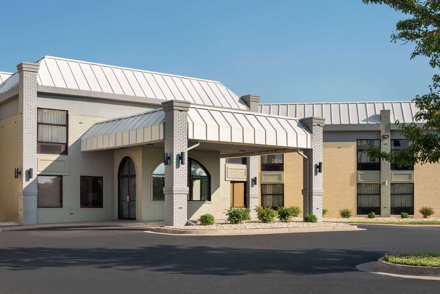 Days Inn & Suites by Wyndham Merrillville, Merrillville, IN