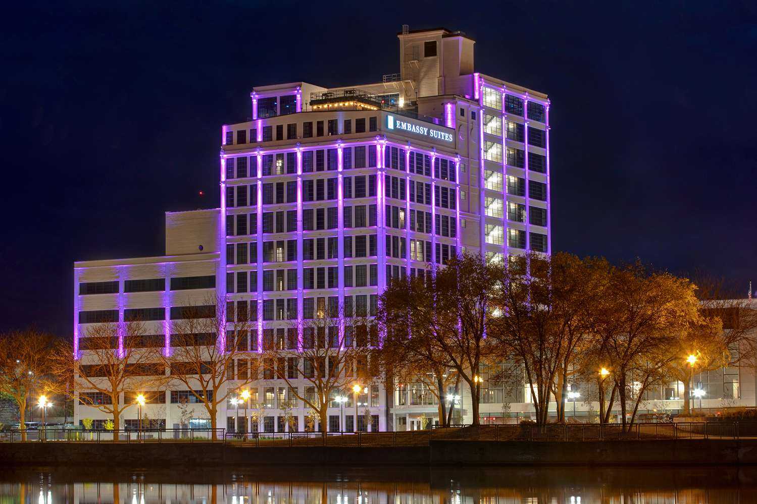 Embassy Suites by Hilton Rockford Riverfront в Rockford, IL