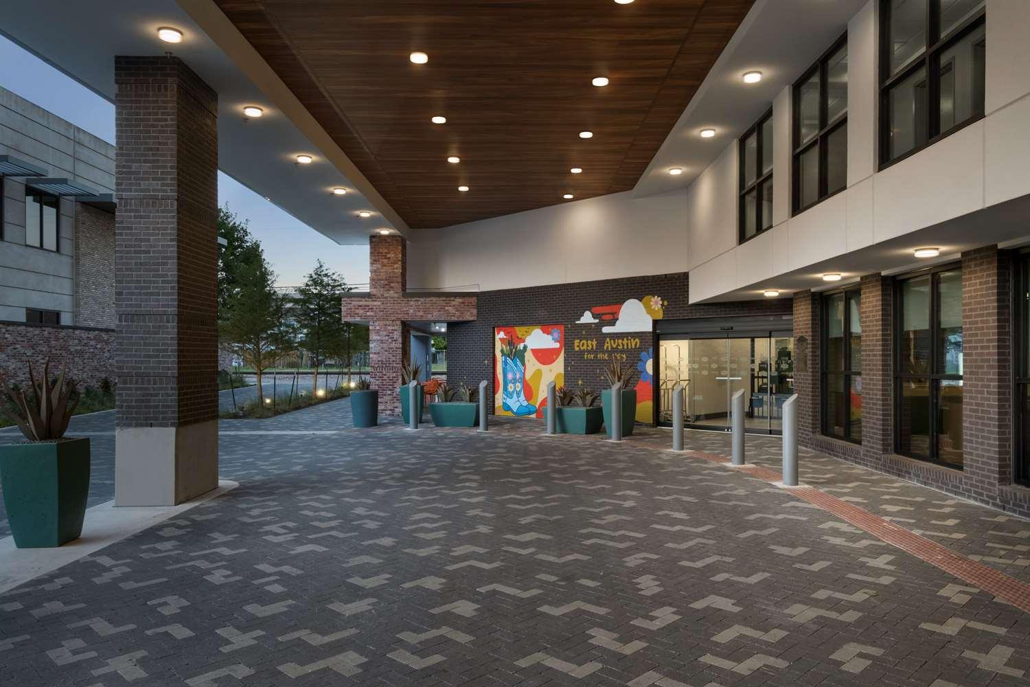 Hampton Inn Austin East Side 5th Street image