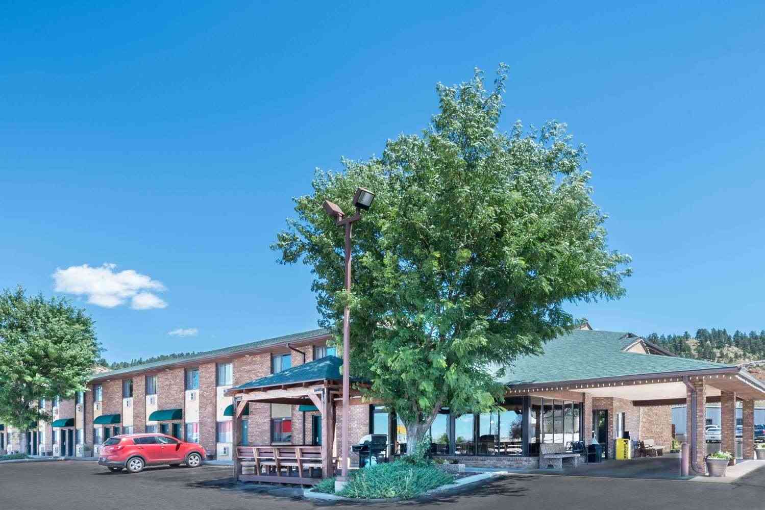 Days Inn by Wyndham Spearfish в Spearfish, SD