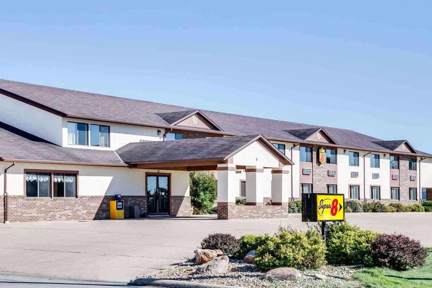 Super 8 by Wyndham Oelwein a Oelwein, IA