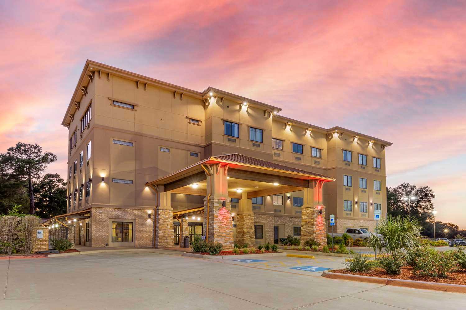 Best Western Plus Classic Inn and Suites в Center, TX