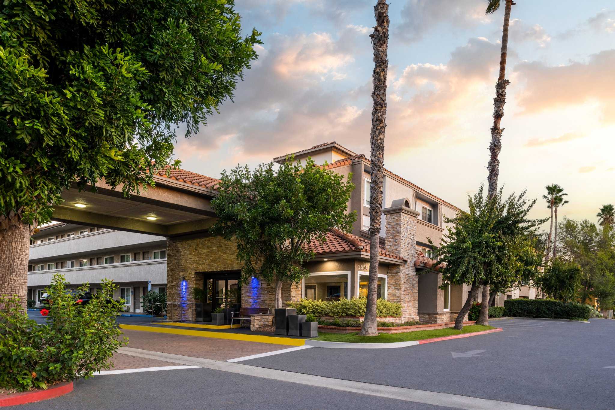 Holiday Inn Express Simi Valley в Сими-Вэлли, CA