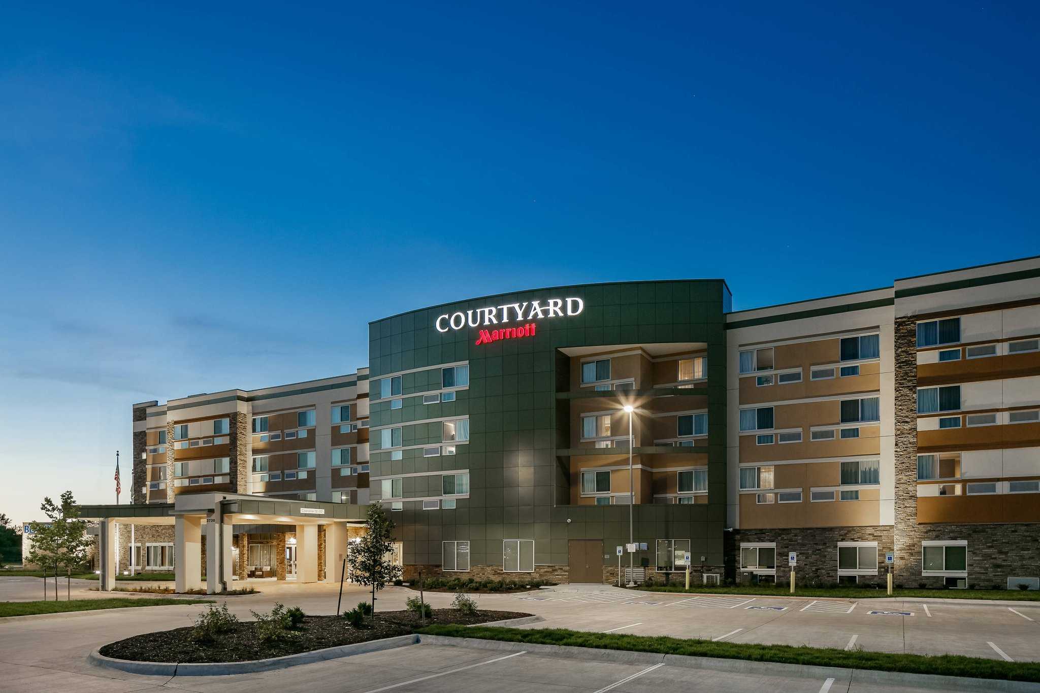 Courtyard by Marriott Omaha Bellevue at Beardmore Event Center в Bellevue, NE