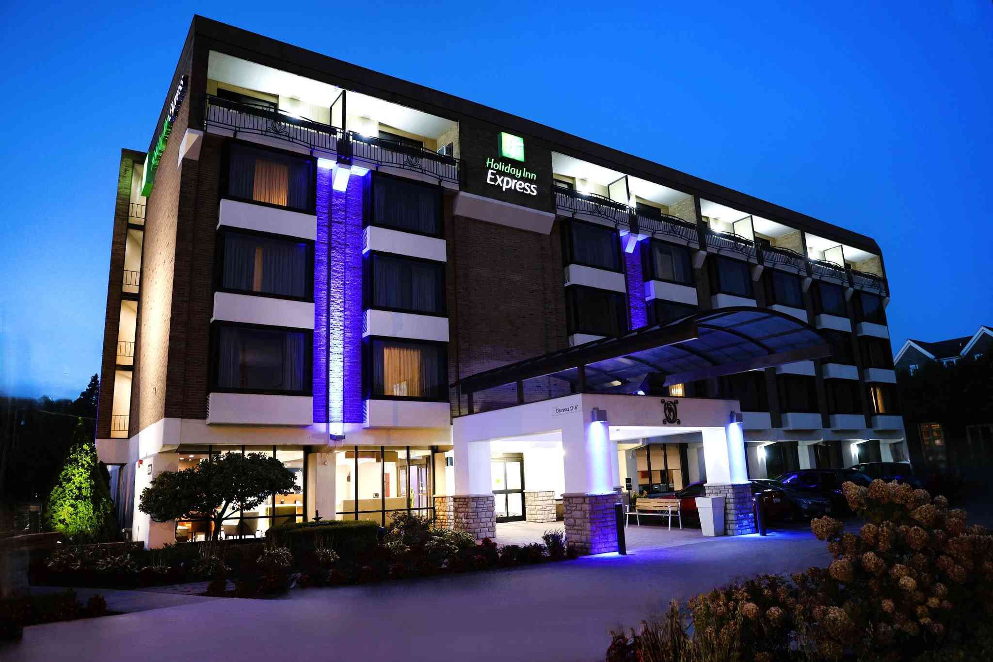 Holiday Inn Express Detroit-Birmingham в Бирмингем, MI