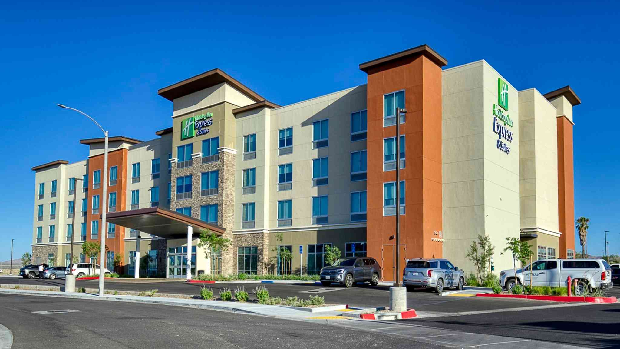 Holiday Inn Express & Suites Ridgecrest - China Lake в Риджкрест, CA