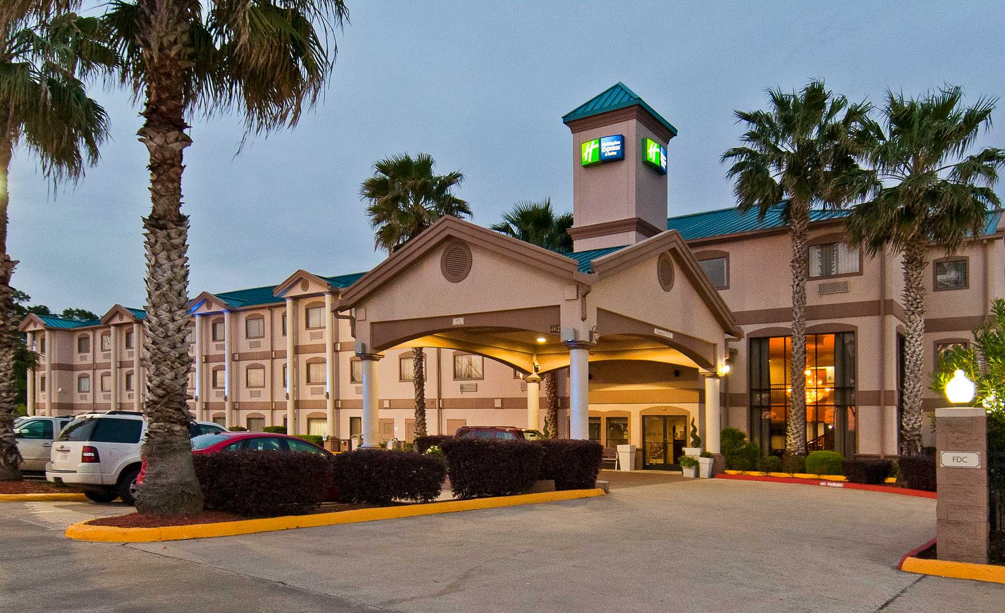 Holiday Inn Express & Suites Lake Charles в Лейк-Чарльз, LA