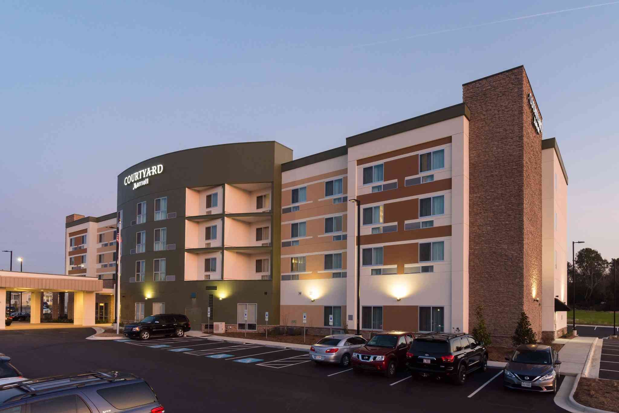 Courtyard by Marriott Fayetteville Fort Liberty/Spring Lake в Spring Lake, NC