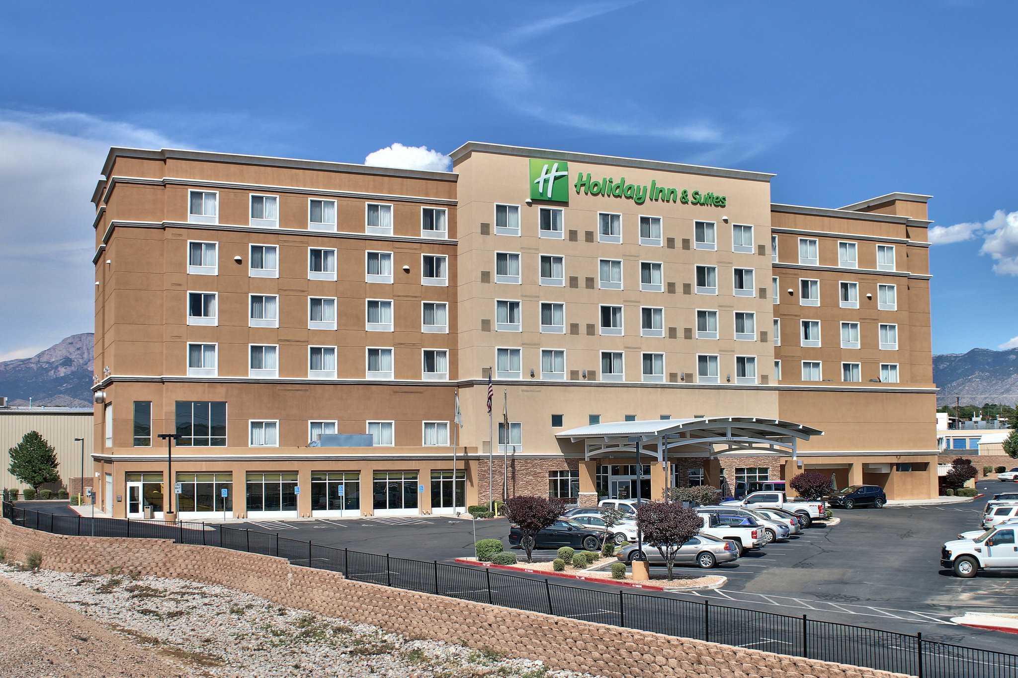 Holiday Inn & Suites Albuquerque-North I-25 in อัลบูเคอร์คี, NM