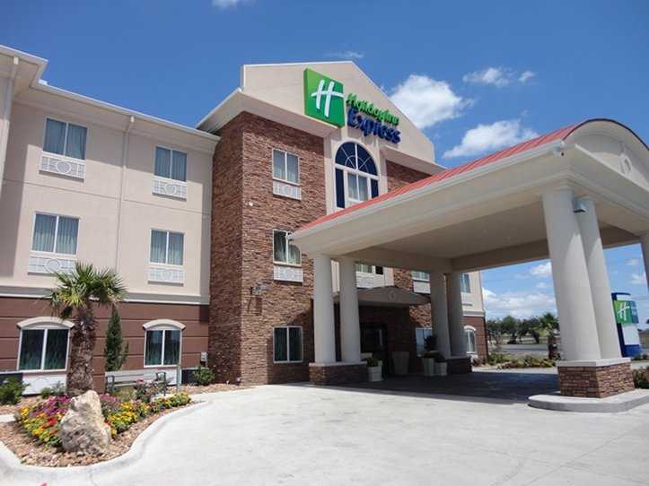 Holiday Inn Express Kenedy в Кенеди, TX