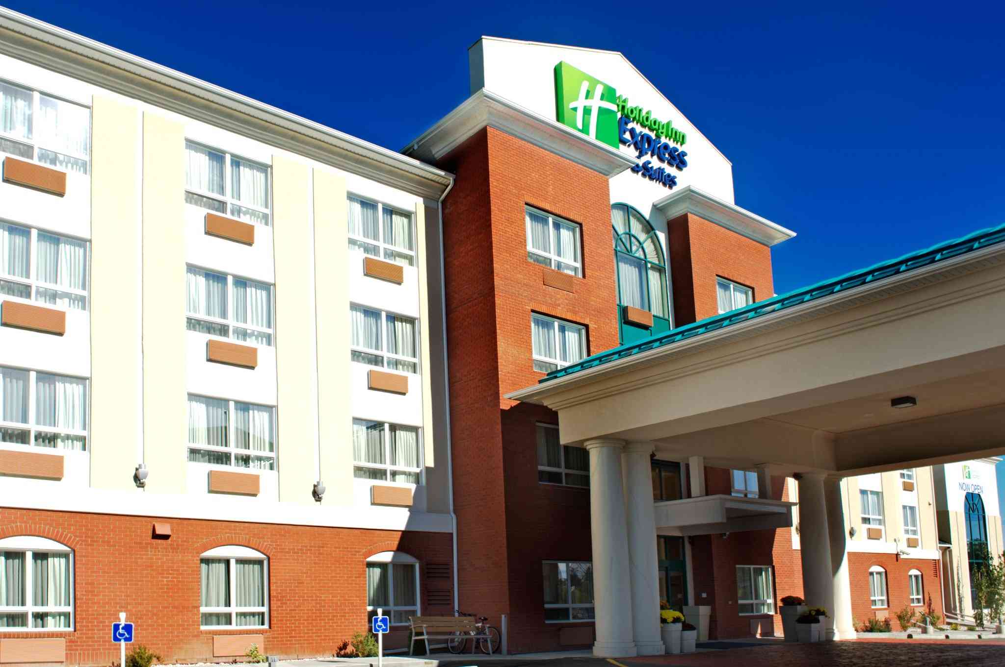 Holiday Inn Express Hotel & Suites Edson в Эдсон, AB