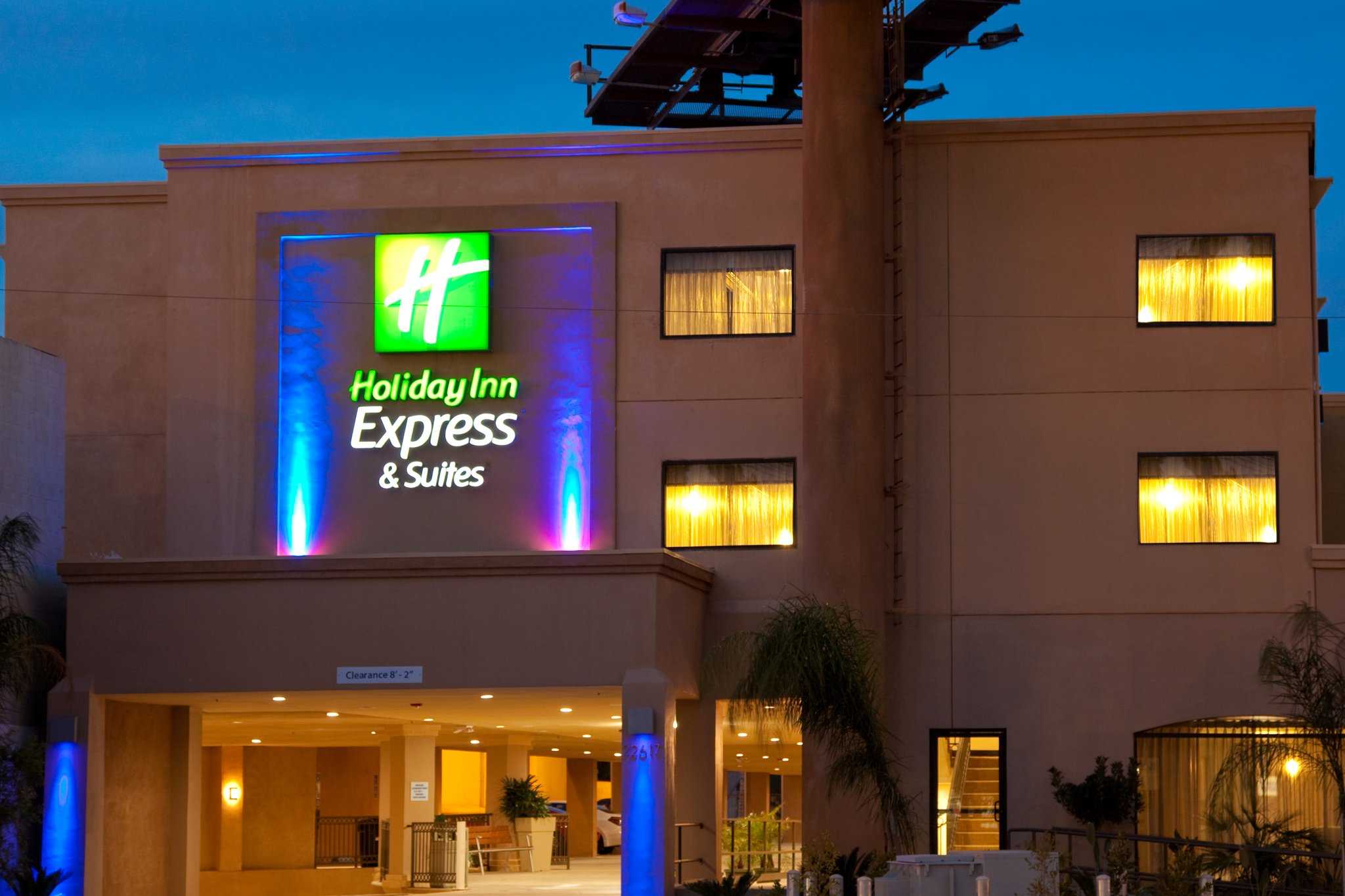 Holiday Inn Express Hotel & Suites Woodland Hills в Вудленд-Хиллз, CA