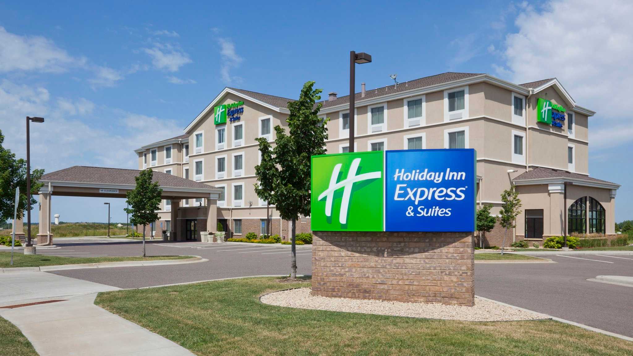 Holiday Inn Express Hotel & Suites Rogers in โรเจอร์ส, MN
