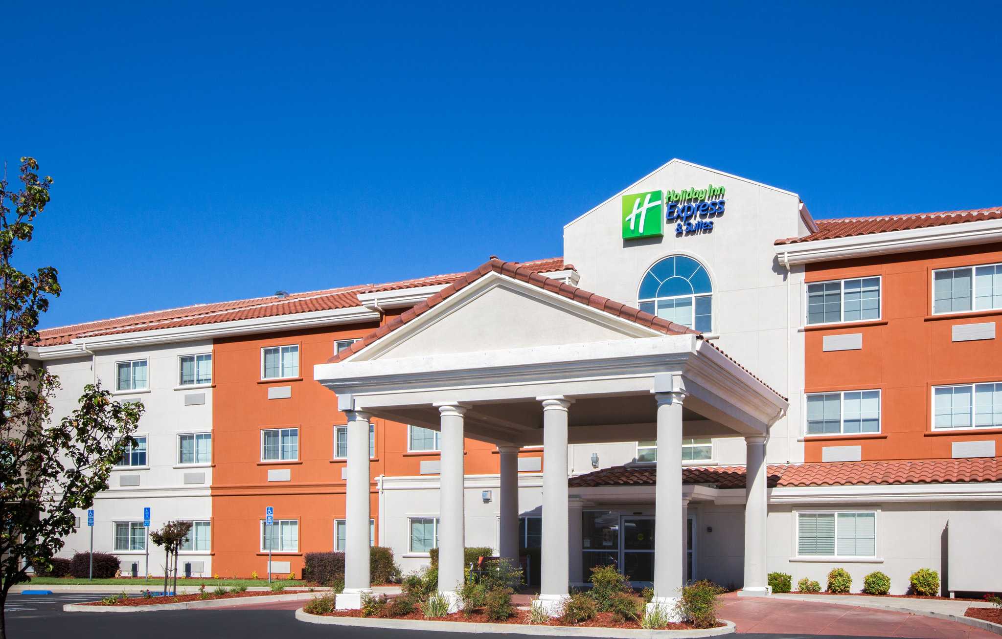 Holiday Inn Express & Suites Oroville Lake в Оровилл, CA