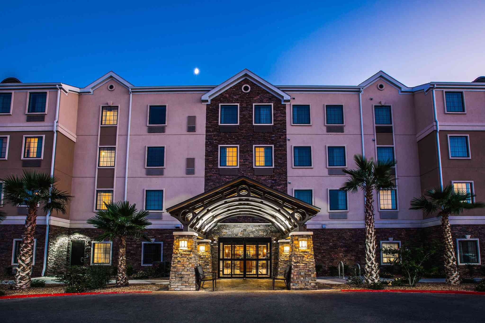 Staybridge Suites El Paso Airport Area в Эль-Пасо, TX