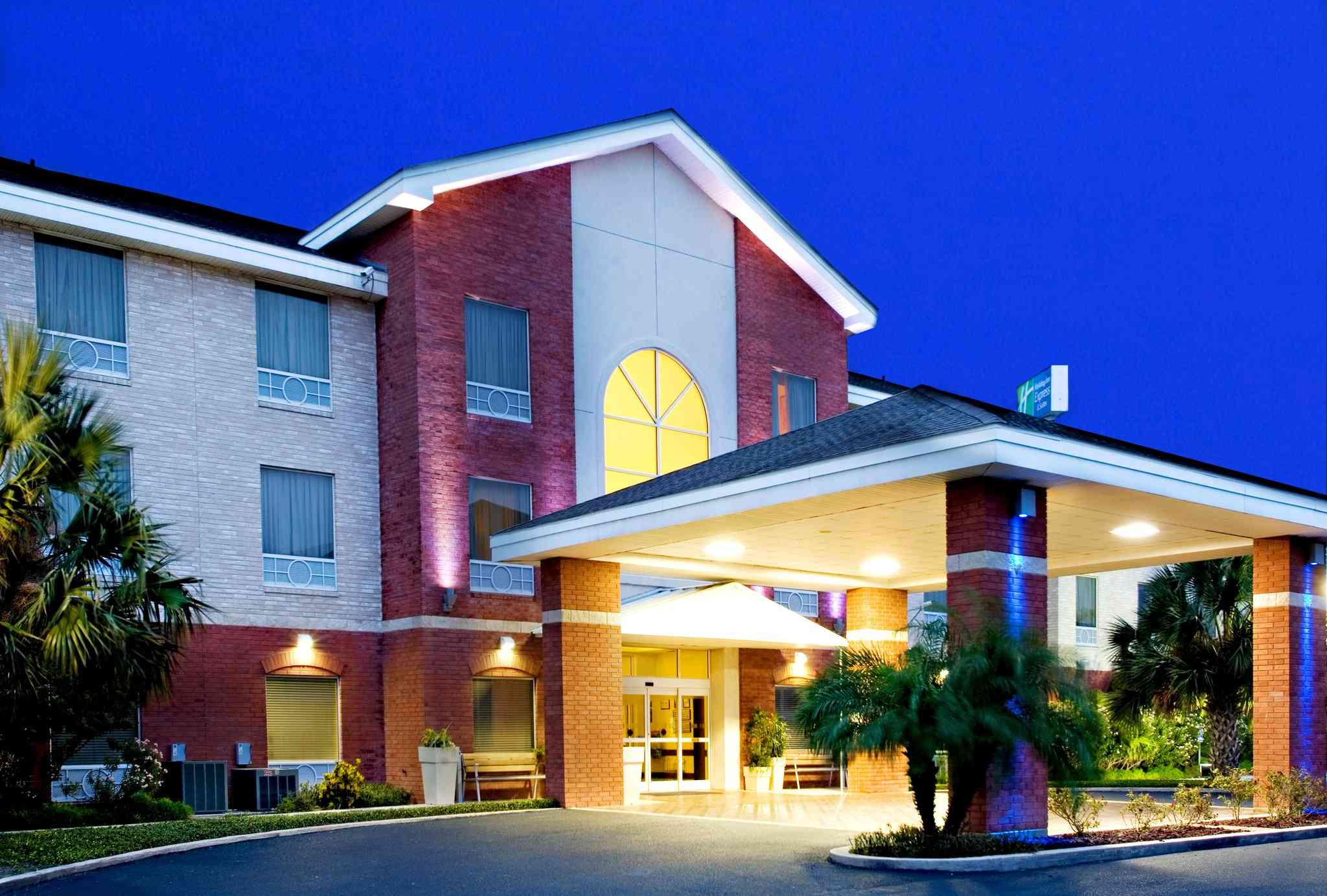 Holiday Inn Express Hotel & Suites Weslaco в Уэслако, TX