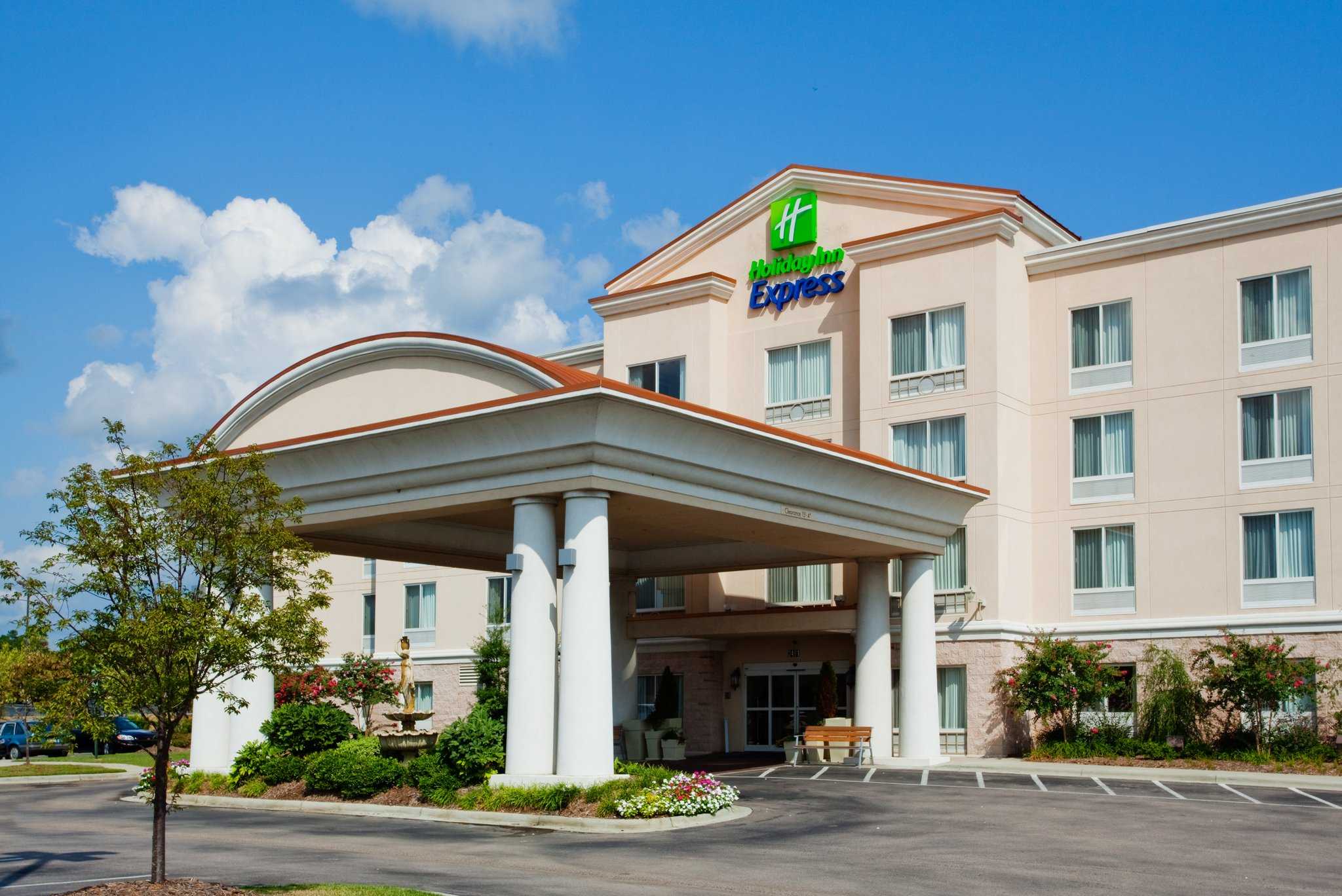 Holiday Inn Express & Suites Concord в Конкорд, NC