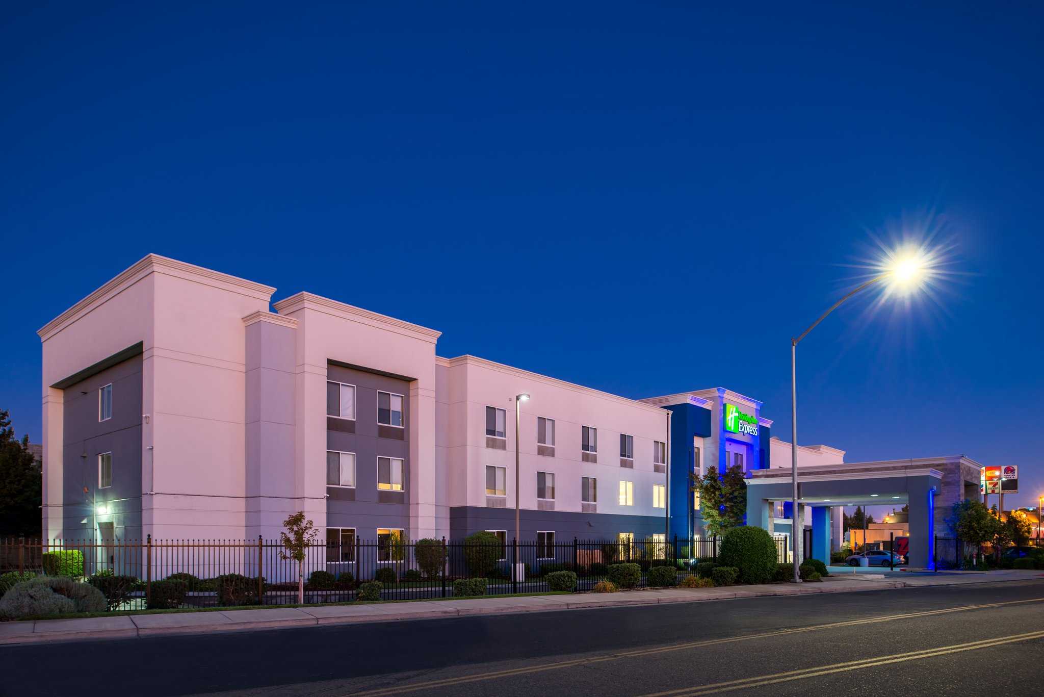 Holiday Inn Express Stockton Southeast в Стоктон, CA