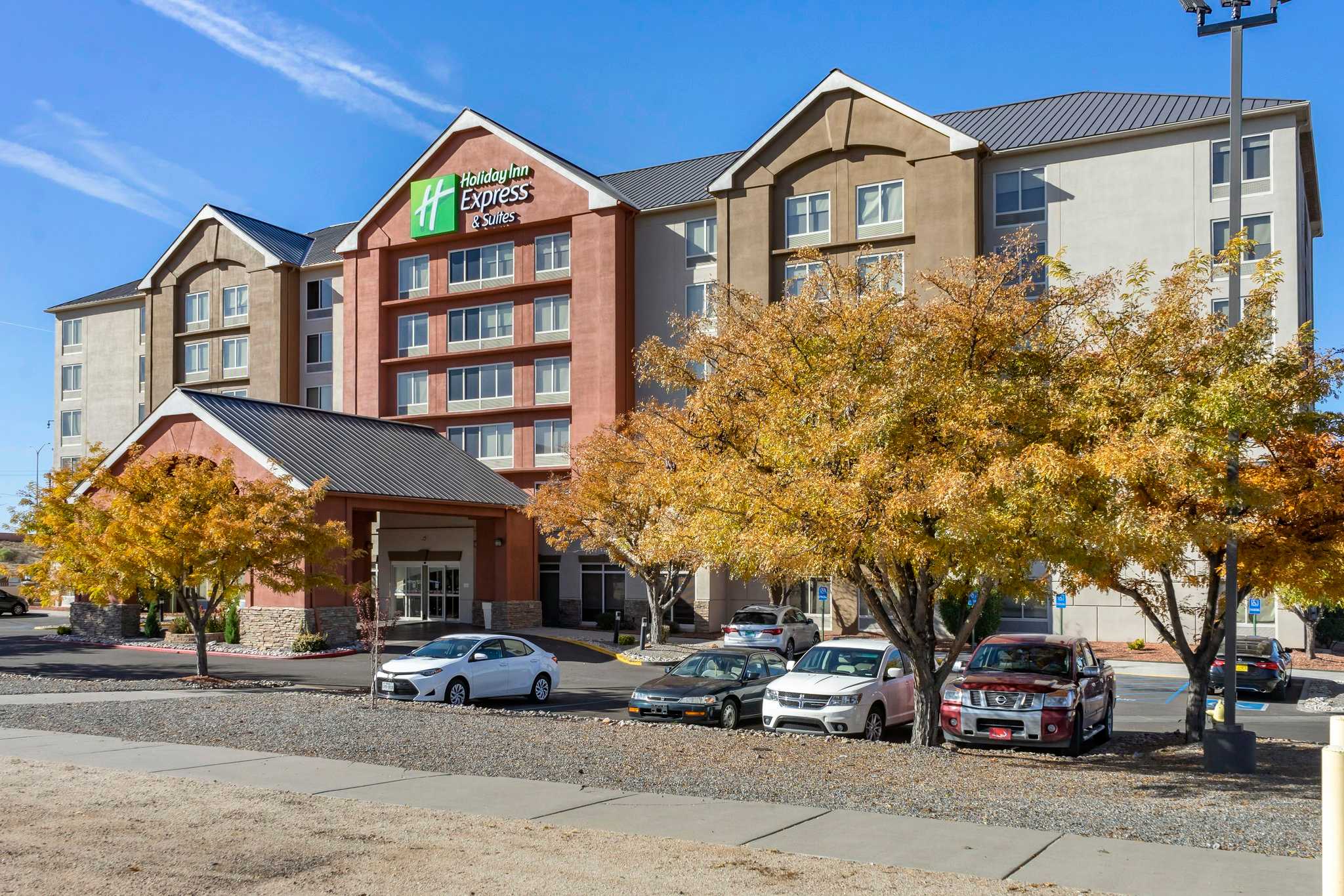 Holiday Inn Express & Suites Albuquerque Midtown in อัลบูเคอร์คี, NM