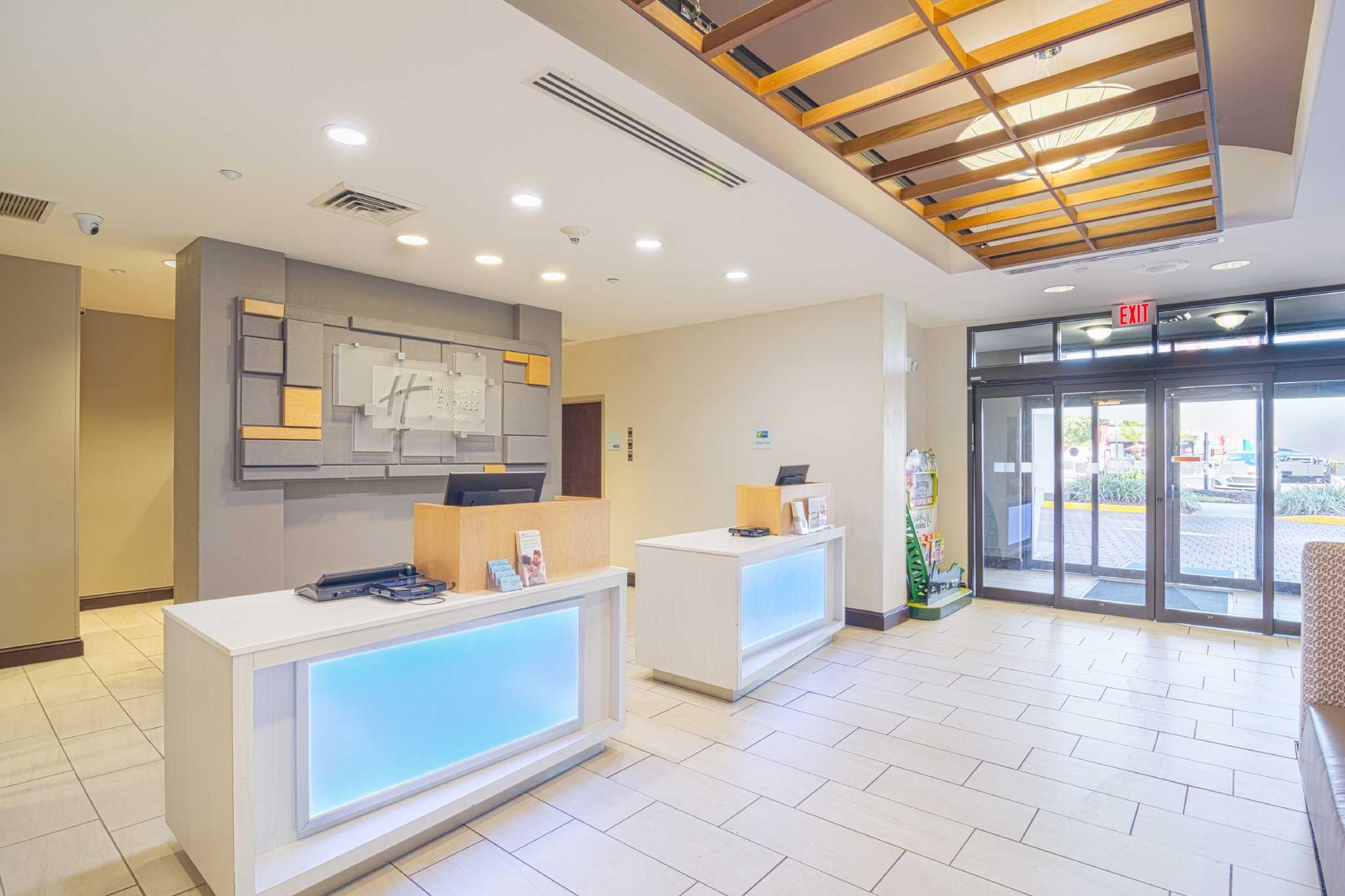 Holiday Inn Express & Suites Tampa -USF-Busch Gardens в Тампа, FL