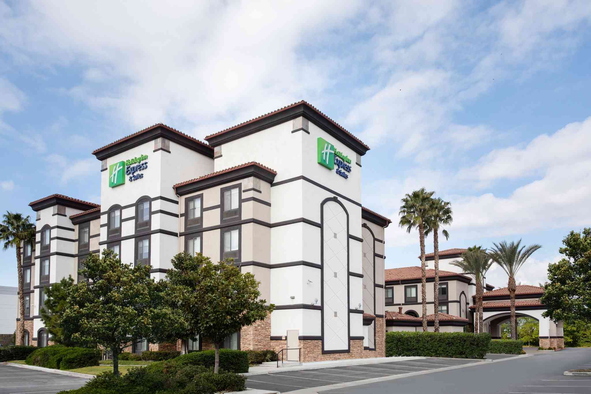 Holiday Inn Express & Suites Ontario Airport in ออนแทริโอ, CA
