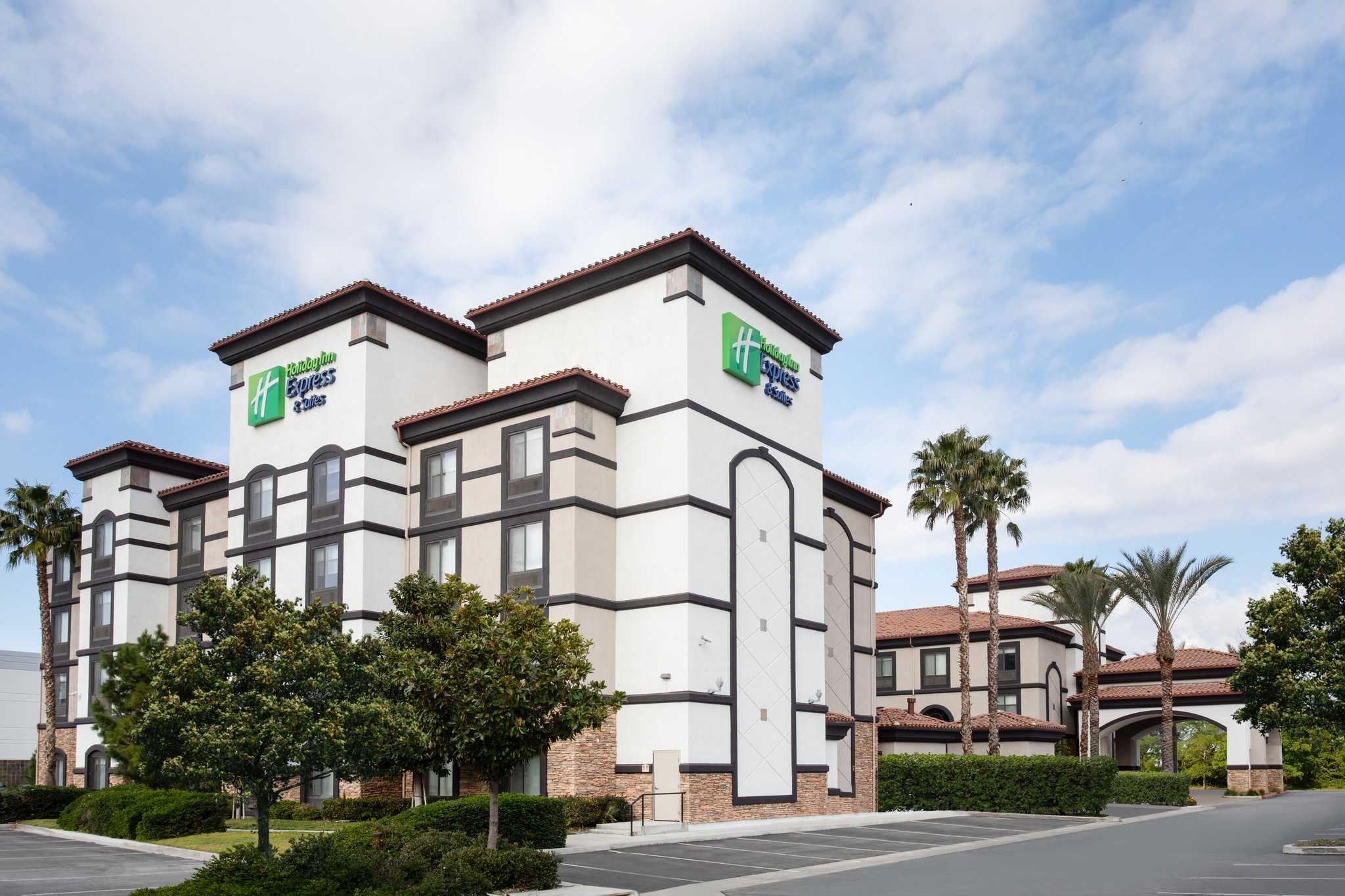 Holiday Inn Express & Suites Ontario Airport в Онтарио, CA
