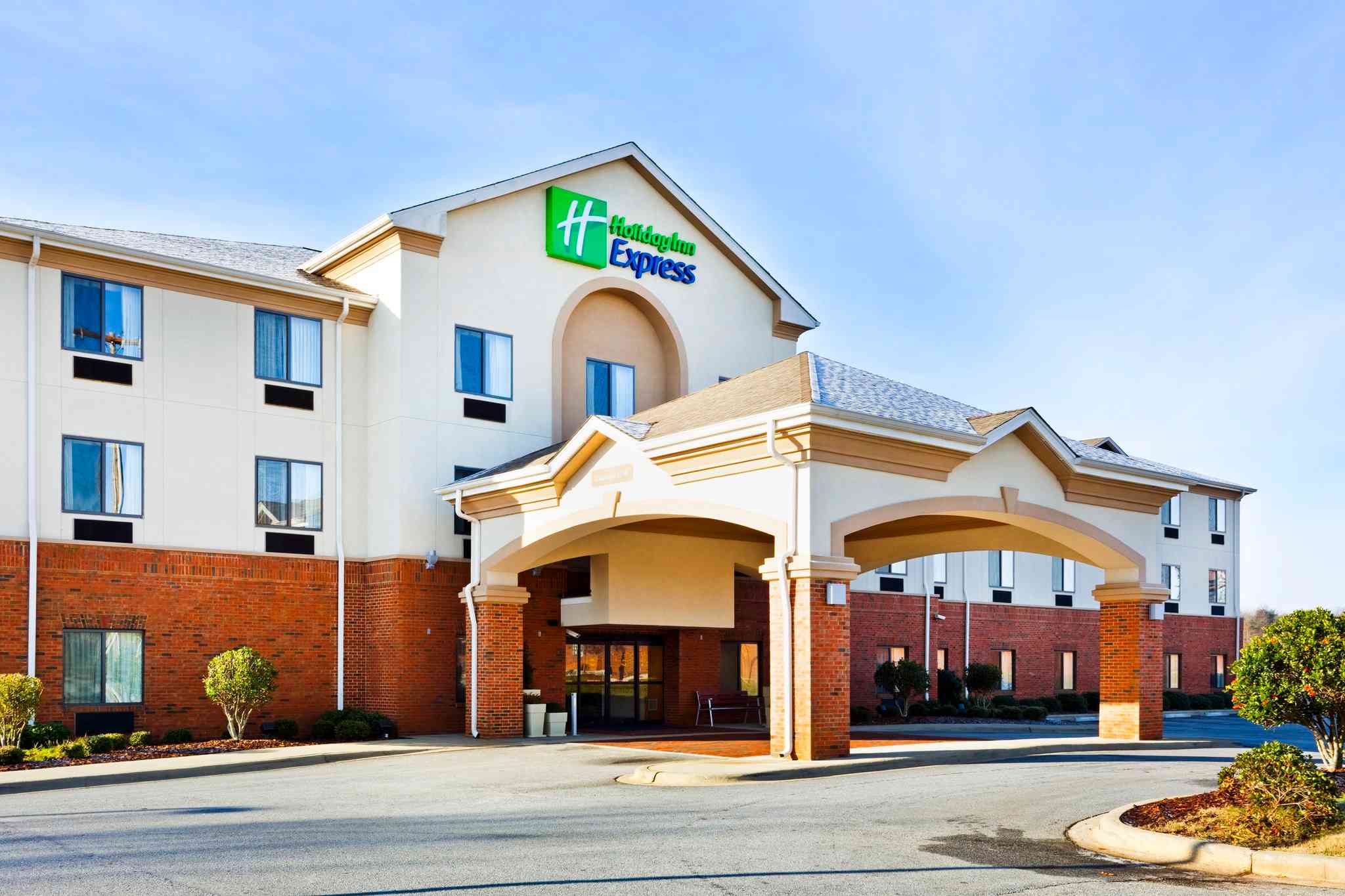 Holiday Inn Express Forest City Hotel в Форест-Сити, NC