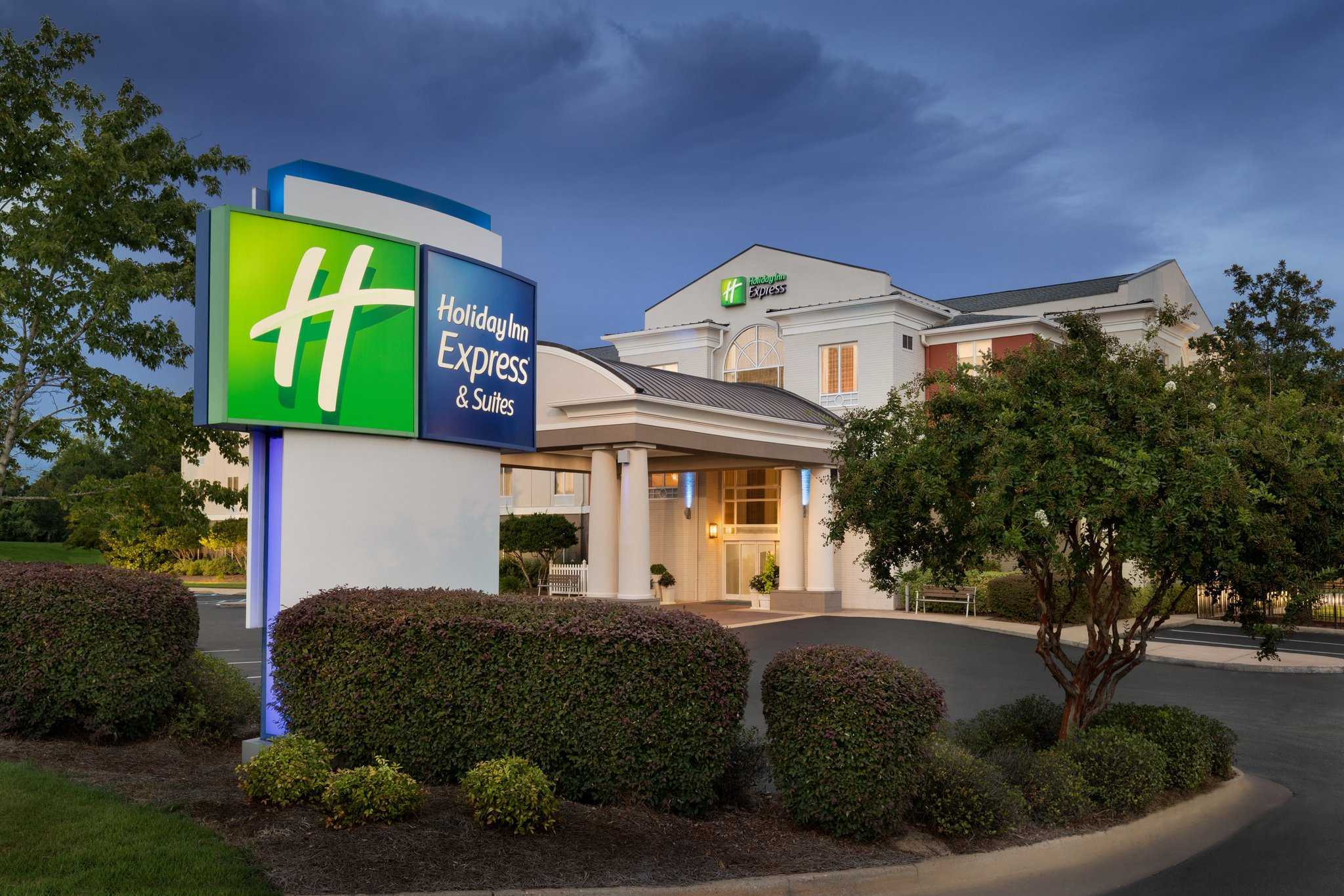 Holiday Inn Express & Suites Auburn - University Area in Kastanjebruin, AL
