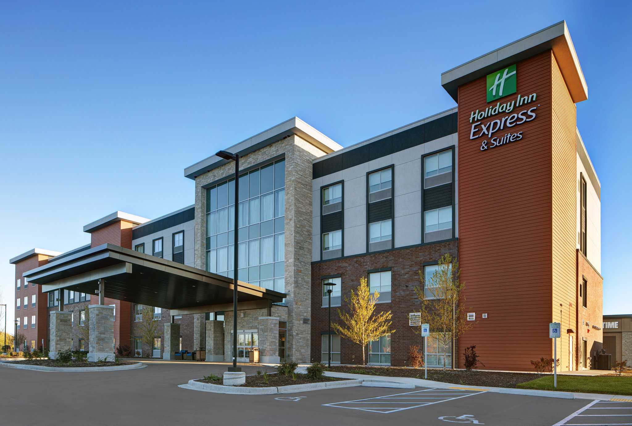 Holiday Inn Express & Suites Milwaukee - Brookfield в Брукфилд, WI