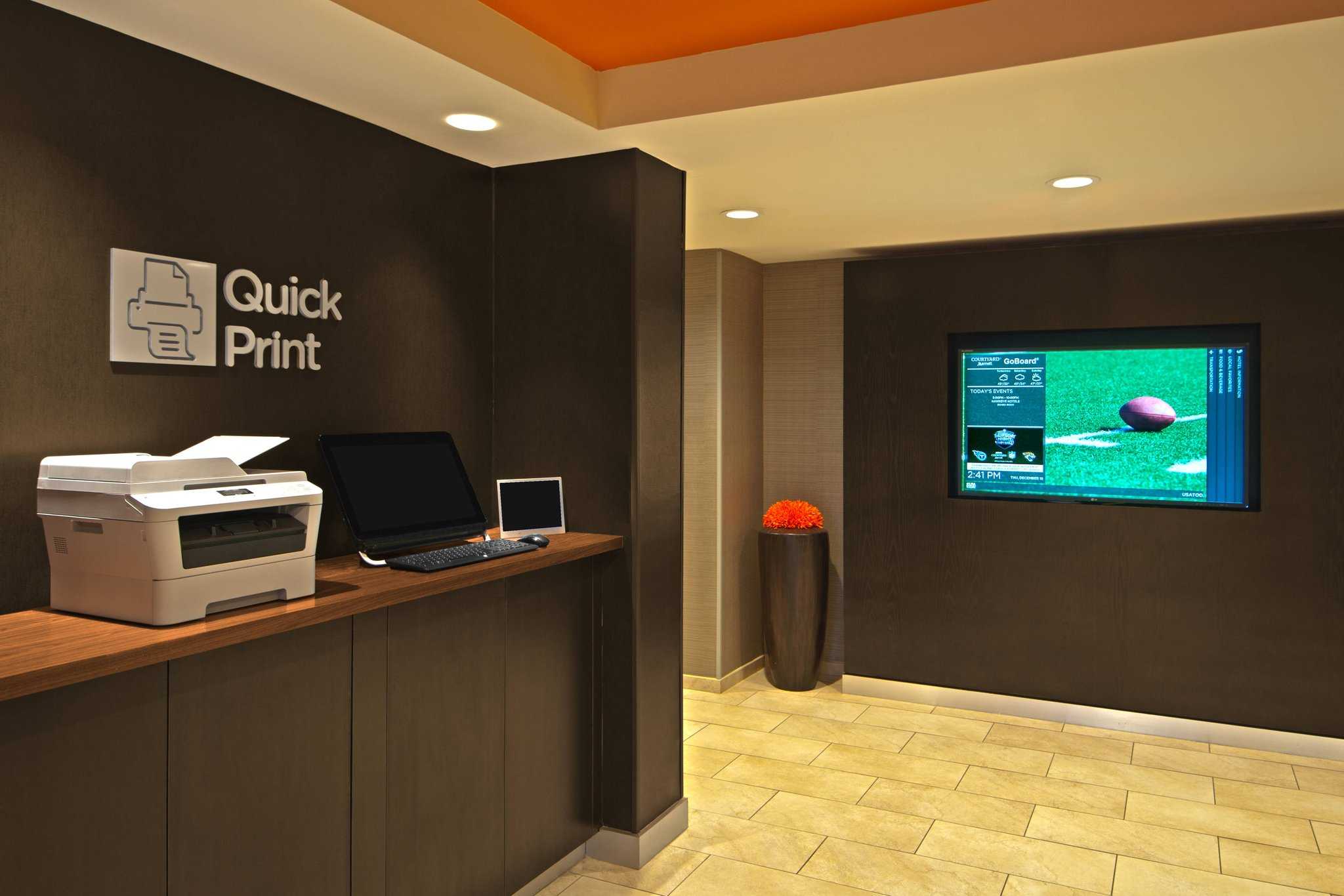 Courtyard by Marriott Bentonville в Bentonville, AR