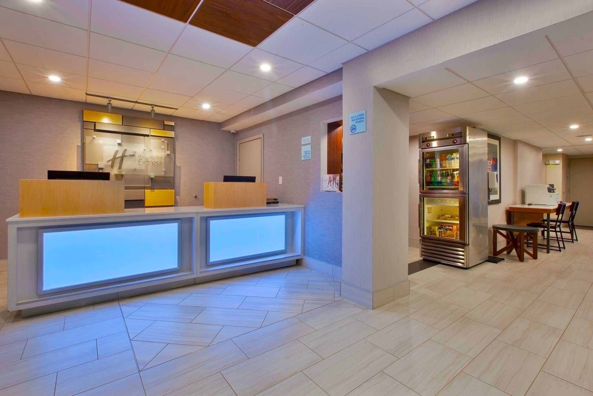 Holiday Inn Express Fairfax - Arlington Boulevard in แฟร์แฟกซ์, VA