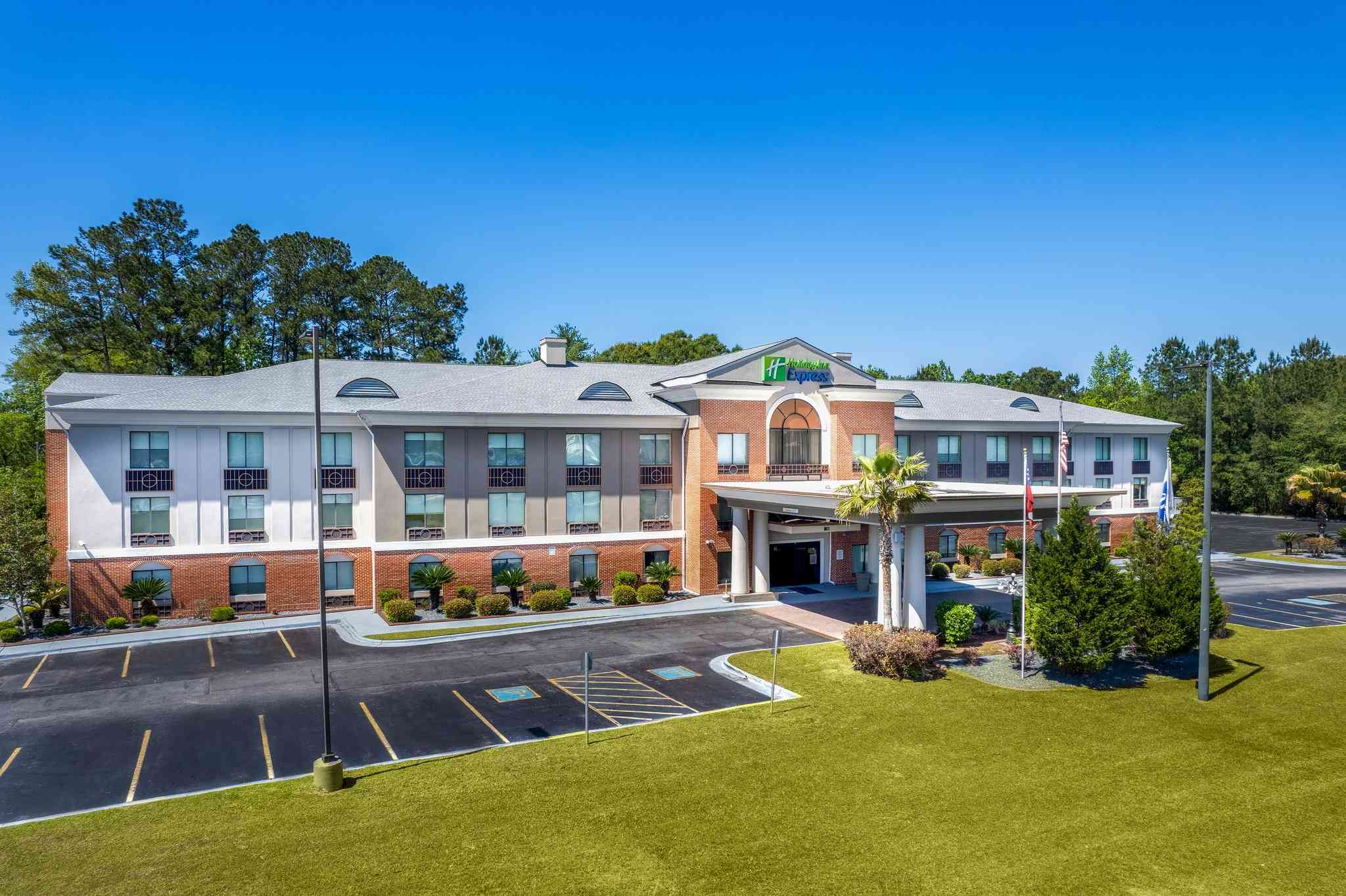 Holiday Inn Express Hotel & Suites Hinesville в Хайнсвилл, GA