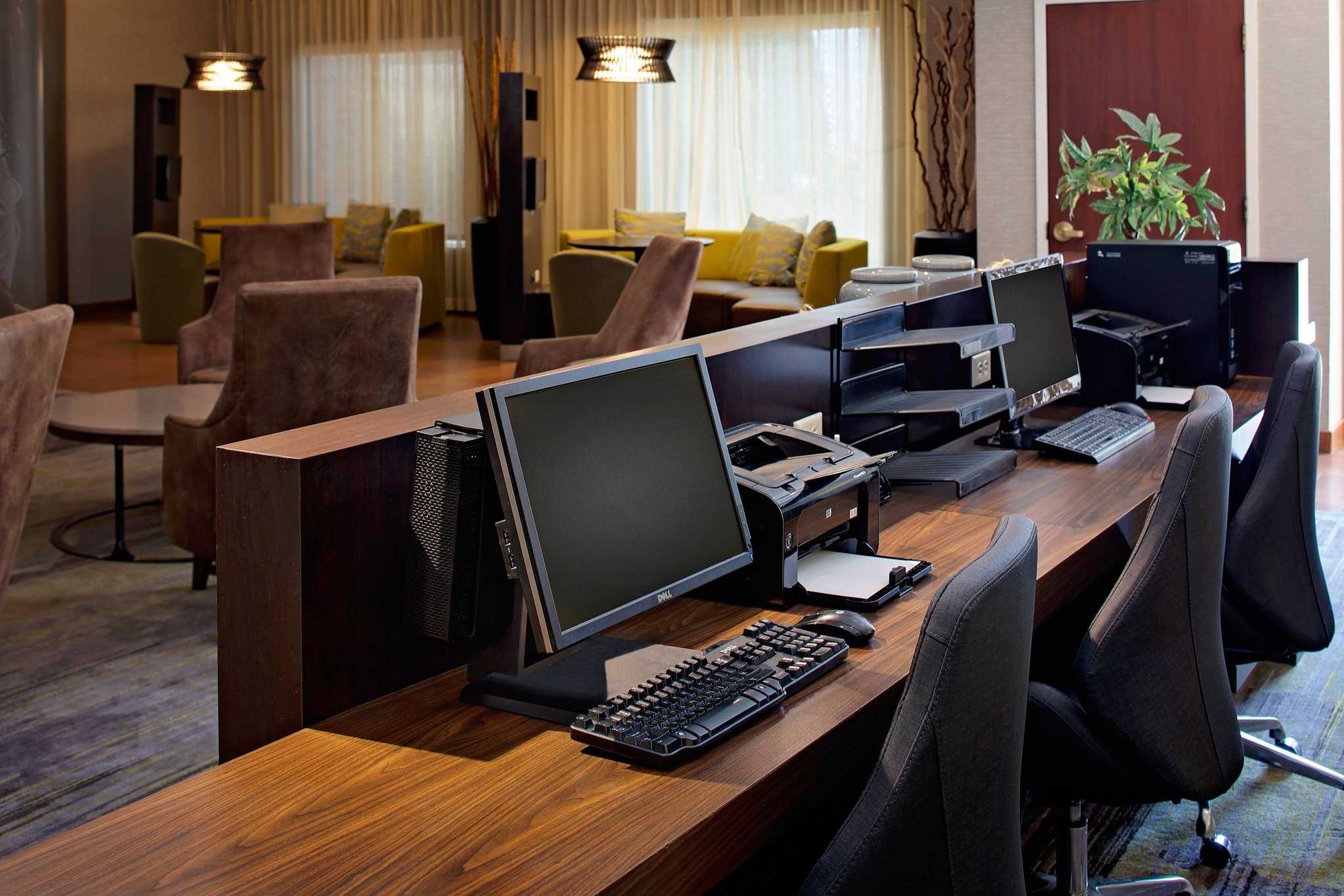 Courtyard by Marriott Long Island MacArthur Airport в Ronkonkoma, NY