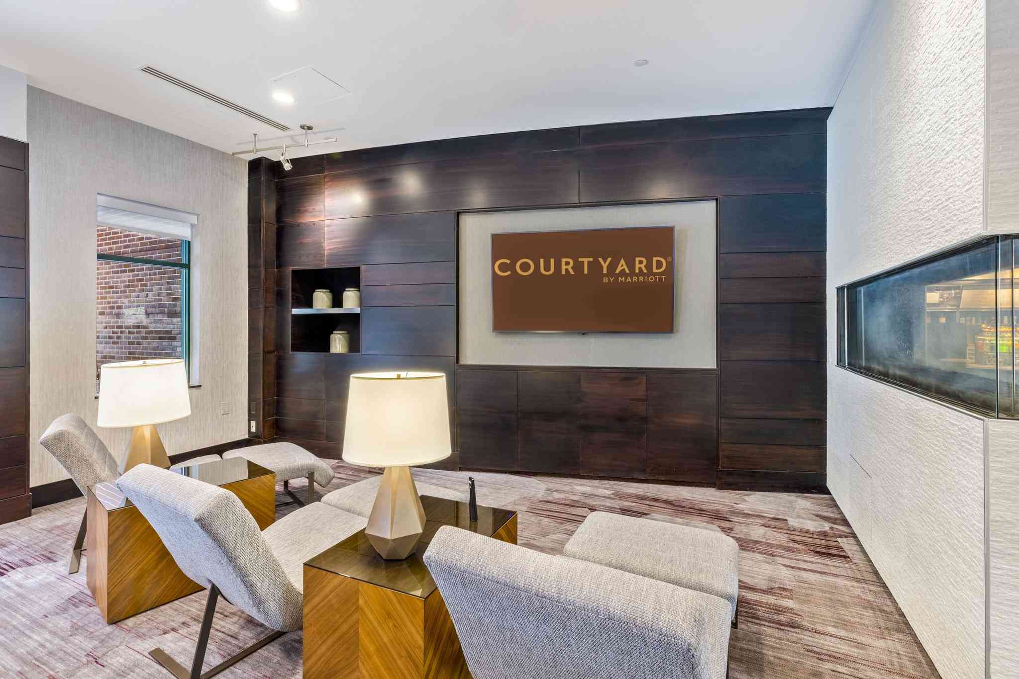 Courtyard by Marriott Boston Waltham в Waltham, MA