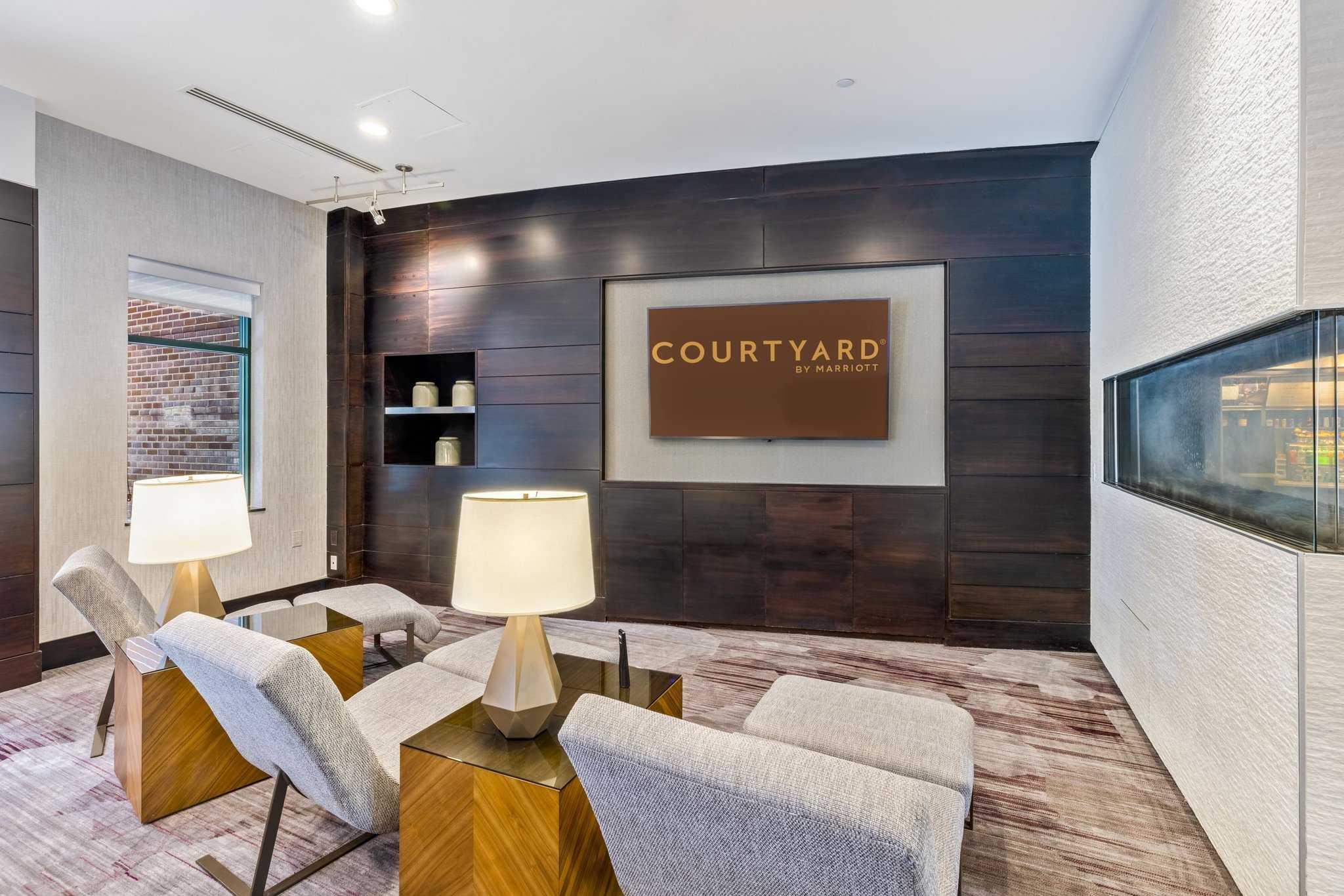 Courtyard by Marriott Boston Waltham в Waltham, MA